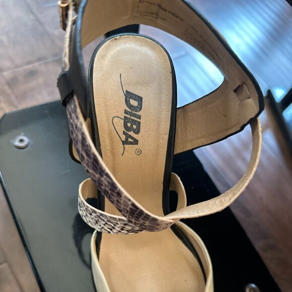 STUNNING DIBA WOMANS BEIGE STILLETTOS WITH BLACK & ALLIGATOR ACCENT STRAPS - Picture 5 of 5